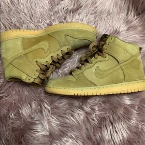 Nike Dunk High wheat color seude size 6y